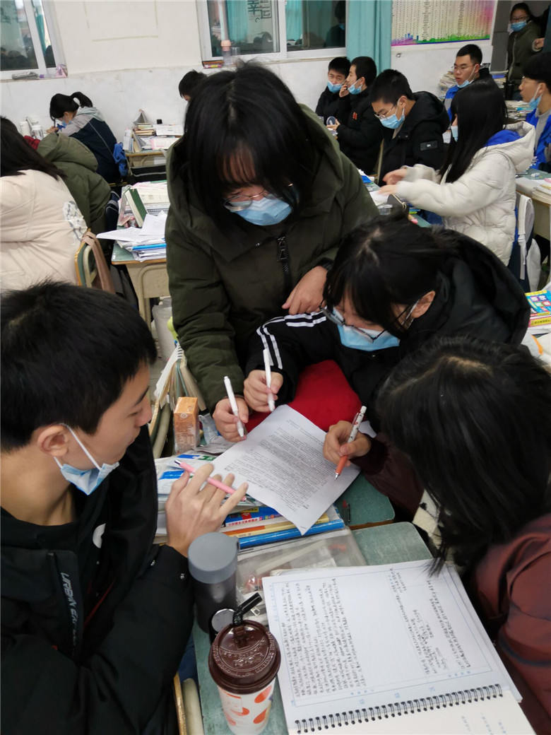 高三语文复习课堂还可以这样开展？高2018级9班的同学们都成了小老师！