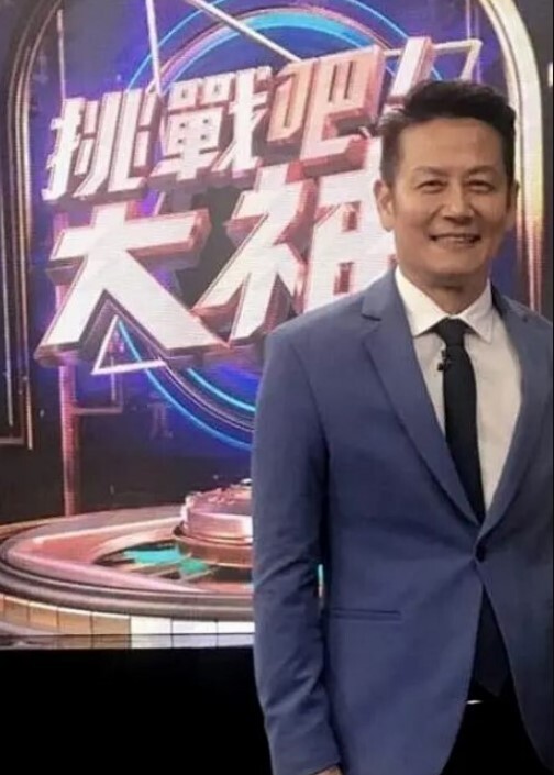 【探访按摩店】城中村小巷搞黑丝少妇，人美脾气也大，不戴套不让搞、大哥二话不说骑上了就搞！ - 小白菜