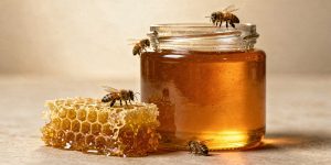 Jar of golden honey and dripping 亚洲第一成人网站 with bees crawling