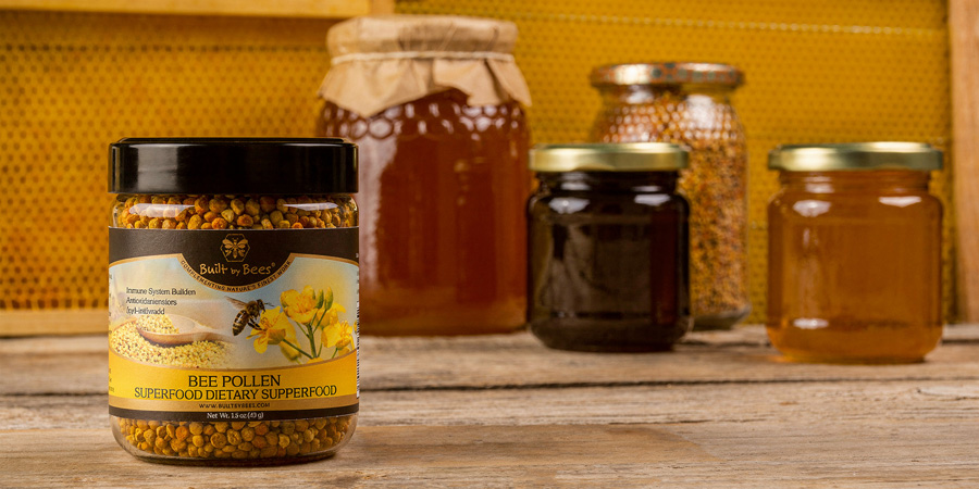 Jar of bee pollen on wooden table with jars of honey and 绿茶直播